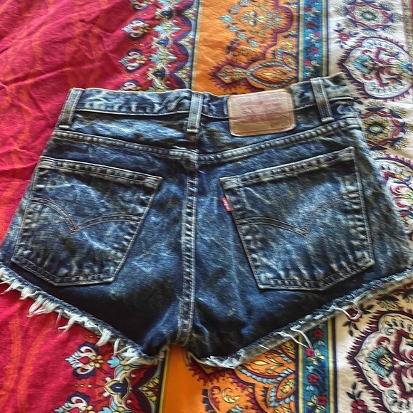 Acid Wash Levi's Shorts - Picture 2 of 3